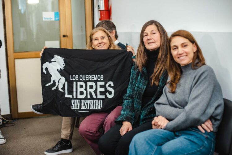 Representantes de organizaciones celebraron la iniciativa junto a Flores.