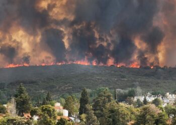 Las llamas avanzaron fuera de control en Punilla: hubo casas afectadas y evacuados