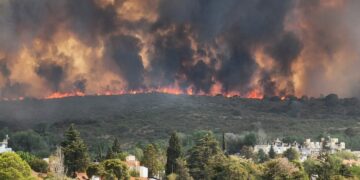 Las llamas avanzaron fuera de control en Punilla: hubo casas afectadas y evacuados