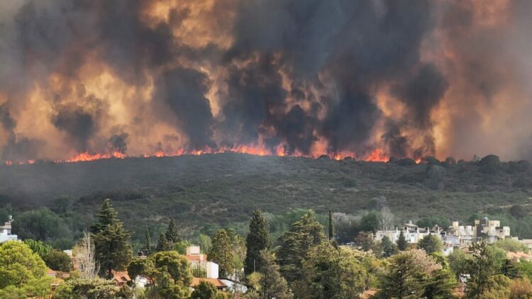 Las llamas avanzaron fuera de control en Punilla: hubo casas afectadas y evacuados