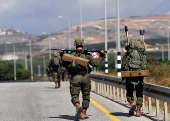 Palestinos de Gaza esperan la ayuda humanitaria prometida en medio de más hostilidades entre Israel y Hamas