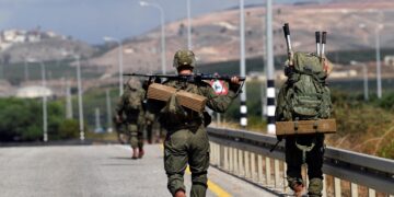 Palestinos de Gaza esperan la ayuda humanitaria prometida en medio de más hostilidades entre Israel y Hamas