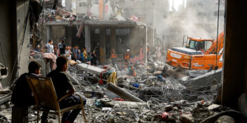 Israel realiza una incursión en Gaza y Hamás lo acusa de haber matado casi «50 rehenes» por bombardeos