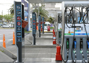 En medio de las críticas de Milei, Massa intimó a las petroleras para que resuelvan el abastecimiento de nafta