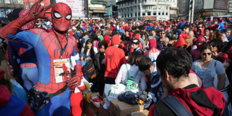 zzzznacg2NOTICIAS ARGENTINAS BAIRES, OCTUBRE 29: Cientos de personas se dieron cita en el obelisco porteño vestidas como Spider-Man para batir el récord que actualmente detenta Malasia con la asistencia de 685 personas disfrazadas del superhéroe. Foto NA: MARCELO CAPECEzzzz