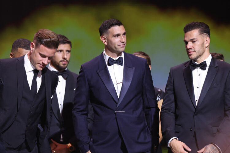 zzzznacd2Fútbol Fútbol - Balón de Oro 2023 - Teatro Chatelet, París, Francia - 30 de octubre de 2023
Marc Andre ter Stegen, del FC Barcelona, Emiliano Martínez, del Aston Villa, y Ederson, del Manchester City, durante la entrega de premios Foto NA: REUTERS/Stephanie Lecocqzzzz