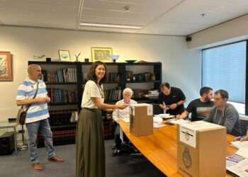 Comenzaron a votar los argentinos en Nueva Zelanda y Australia