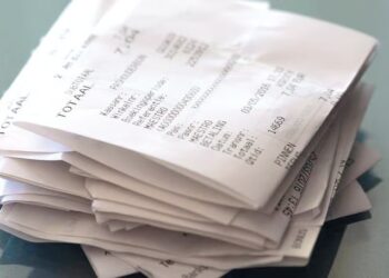 Tres candidatos firmaron un compromiso para visibilizar los impuestos como el IVA en tickets de compras