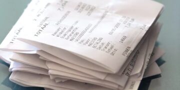 Tres candidatos firmaron un compromiso para visibilizar los impuestos como el IVA en tickets de compras