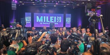 Los libertarios mantienen la expectación en su bunker y alegan que “está abierto” el resultado