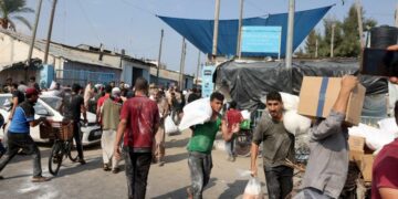 Tras casi un mes de asedio, palestinos de Gaza saquearon almacenes de la ONU