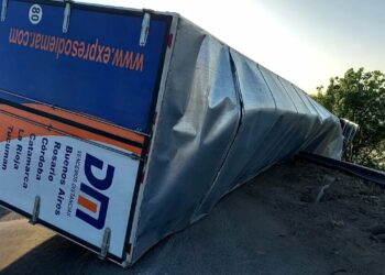 Un camión volcó y quedó suspendido sobre la avenida Circunvalación