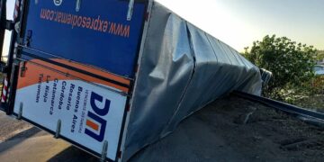 Un camión volcó y quedó suspendido sobre la avenida Circunvalación