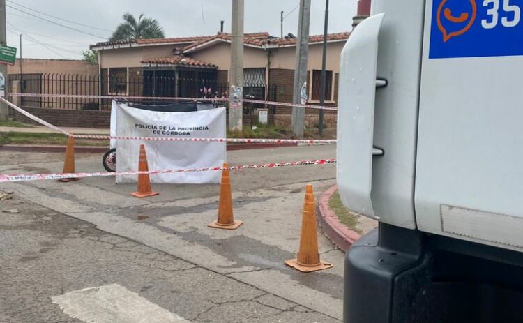 Una motociclista perdió la vida al chocar con un vehículo de carga en barrio Guiñazú