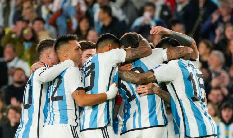 Argentina venció a Paraguay y es líder con puntaje ideal