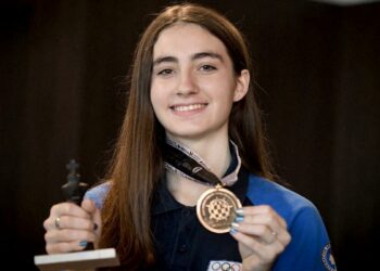Candela Francisco llegó al país con su título mundial