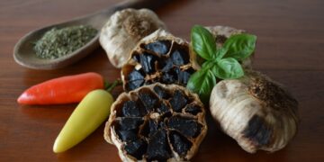 El ajo negro producido por una empresa cordobesa es cada vez más demandado por el sector gastronómico
