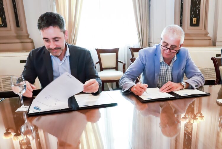 El vicepresidente de BANCOR, Hugo Escañuela firmó el acuerdo con la presencia del delegado del CFI, Ignacio Lamothe.
