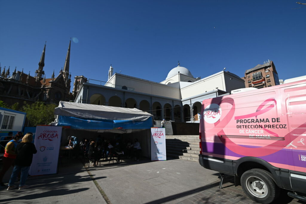 La ciudad se suma a Octubre Rosa con 100 centros de salud donde realizarse chequeos preventivos