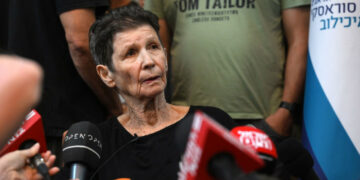 Una mujer israelí de 85 años liberada por Hamás contó el «infierno» por el que pasó