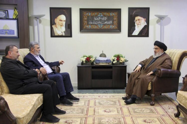 Hassan Nasrallah, reunido con Ziyad al-Nakhalah y Saleh al-Arouri.