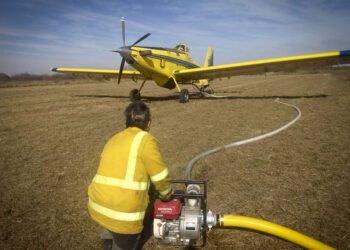 Bomberos y aeronaves combaten un incendio en Las Jarillas