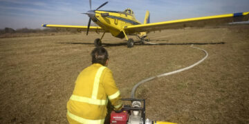 Bomberos y aeronaves combaten un incendio en Las Jarillas