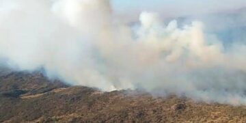 El fuego no da tregua y los focos de incendio avanzan sobre la zona serrana: hay evacuados y cortes de rutas