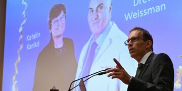 El Premio Nobel de Medicina fue para dos científicos que posibilitaron la vacuna contra el Covid-19