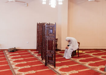 Reconocen a una mujer el derecho a rezar en el mismo espacio que ocupan los hombres en la mezquita