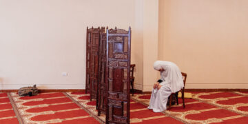 Reconocen a una mujer el derecho a rezar en el mismo espacio que ocupan los hombres en la mezquita