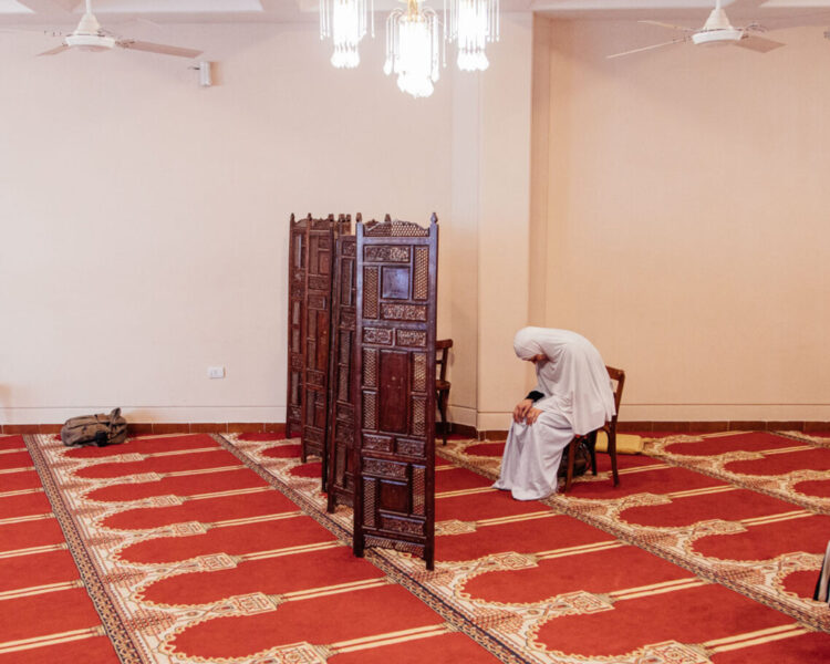 Reconocen a una mujer el derecho a rezar en el mismo espacio que ocupan los hombres en la mezquita