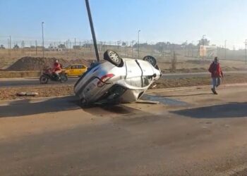 Un conductor perdió control, volcó y chocó contra un poste sobre la Ruta 19