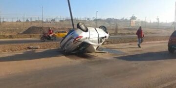 Un conductor perdió control, volcó y chocó contra un poste sobre la Ruta 19