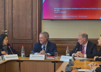 En París, Schiaretti ponderó la inversión en obra pública de la Provincia