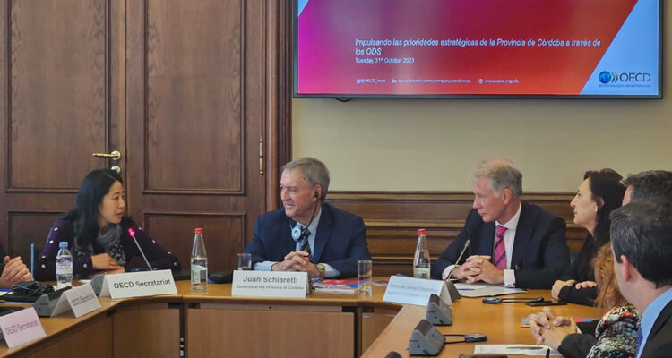 En París, Schiaretti ponderó la inversión en obra pública de la Provincia