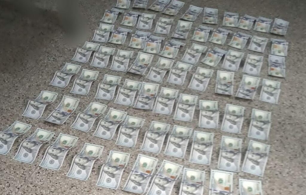 Lo agarraron con un bolso lleno de dólares, quiso sobornar a la Policía y quedó detenido