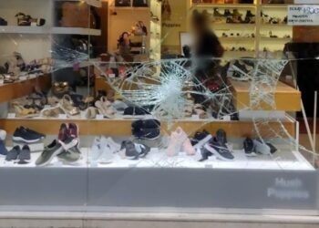 Tres menores de 14 años fueron detenidos tras vandalizar un comercio en pleno centro