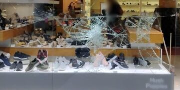 Tres menores de 14 años fueron detenidos tras vandalizar un comercio en pleno centro