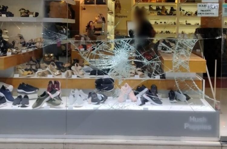 Tres menores de 14 años fueron detenidos tras vandalizar un comercio en pleno centro