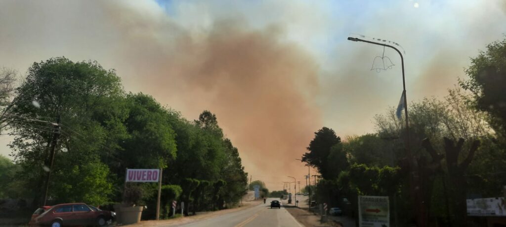 Con evacuados y un clima desfavorable, bomberos combaten grandes focos en Córdoba