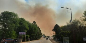 Con evacuados y un clima desfavorable, bomberos combaten grandes focos en Córdoba