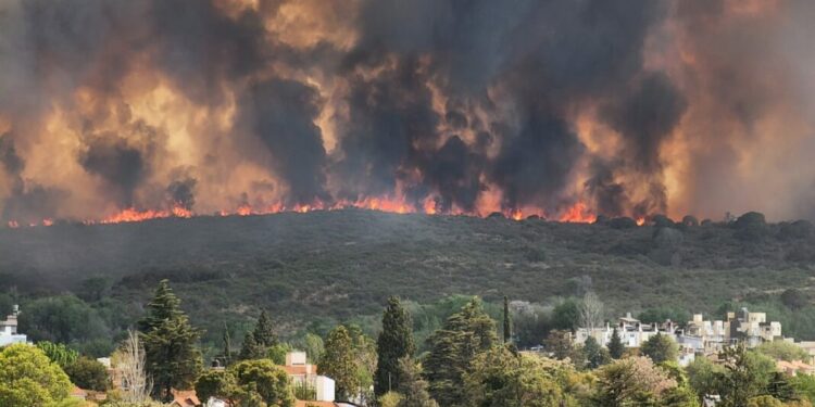 En imágenes, así es la dramática situación del fuego en Córdoba
