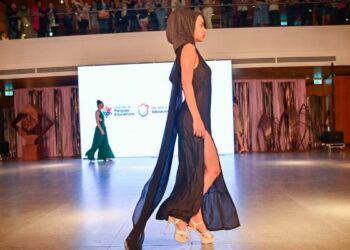 Un desfile de prendas hechas con telas en desuso se presentó en el Museo de Plaza España