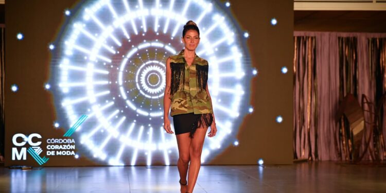 Un desfile de prendas hechas con telas en desuso se presentó en el Museo de Plaza España