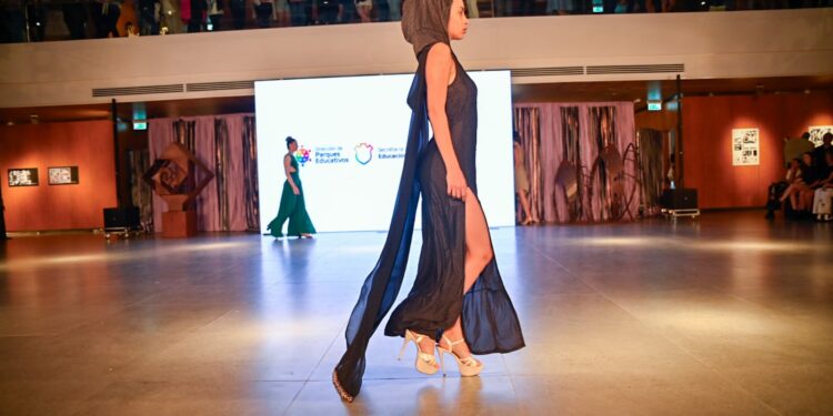 Un desfile de prendas hechas con telas en desuso se presentó en el Museo de Plaza España