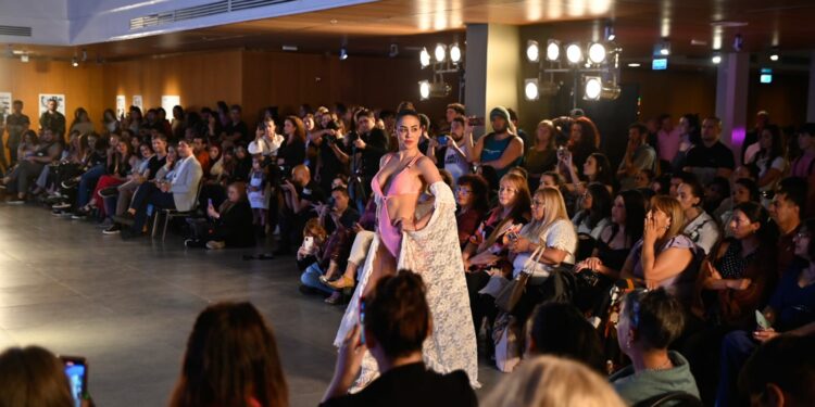 Un desfile de prendas hechas con telas en desuso se presentó en el Museo de Plaza España