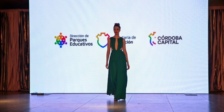 Un desfile de prendas hechas con telas en desuso se presentó en el Museo de Plaza España