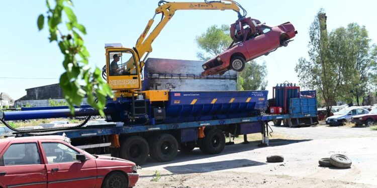 Compactarán más de 3.500 autos abandonados, destinados a la economía circular