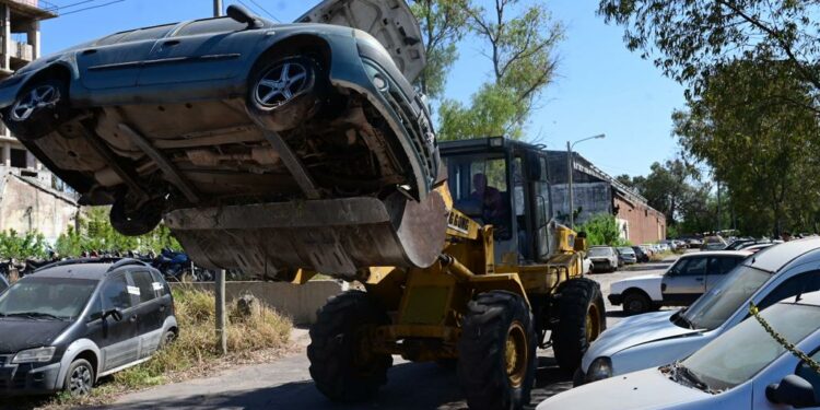 Compactarán más de 3.500 autos abandonados, destinados a la economía circular